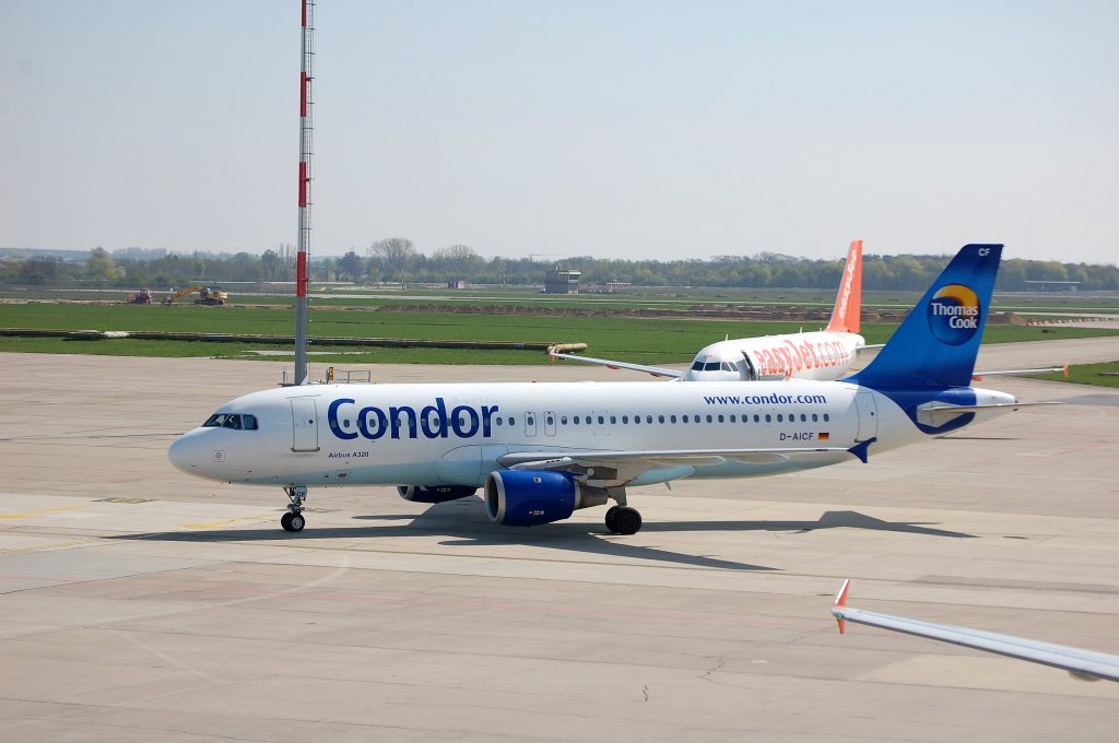 Ein Airbus A320-212 (D-AICF) vom Ferienflieger Condor, am Heckflgel steht auch noch Thomas Cook am 13.04.09 Flughafen Berlin-Schnefeld. 