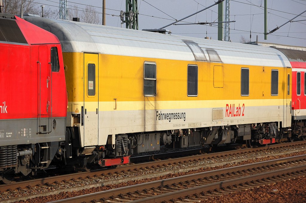 Ein Bahndienstwagen der DB Systemtechnik mit der Bezeichnung RAILab 2 eingestellt mit der Nr. 63 80 99-94 003-0 Dienstmz 320 gezogen von 120 501-2 am 15.02.11 Bhf. Flughafen Berlin-Schnefeld.