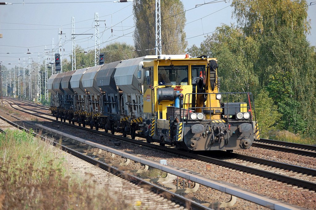 Ein BAMOWAG 54.22 der DB Bahnbau Gruppe mit sieben privaten Schttgutwagen Typ Fcs von hvle + NEB Richtung Karower Kreuz Berlin, 27.09.11