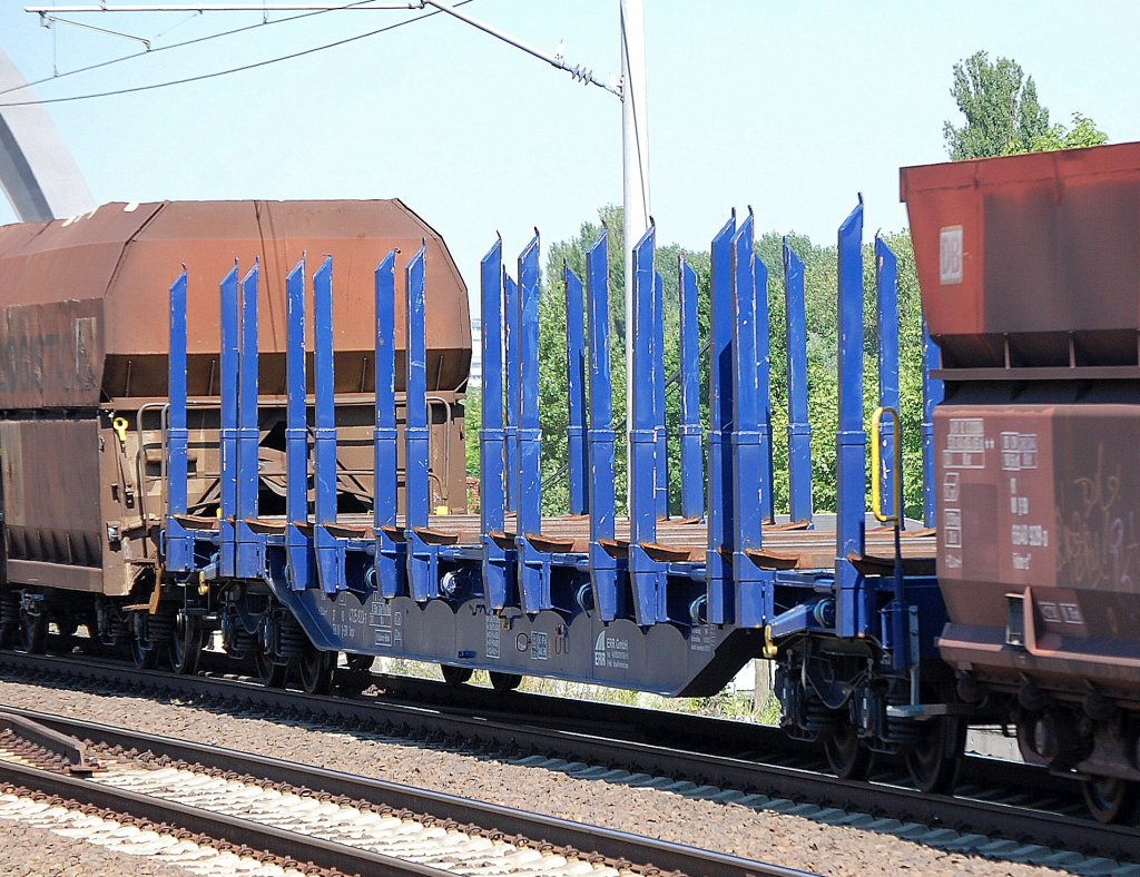 Ein blauer Drehgestellflachwagen vom Wageneinsteller European Rail Rent GmbH (ERR) vom Typ Snps5 eingestellt mit der Nr. 37 TEN-RIV 80 D-ERR 4725 820-7, Bf. Hamburg-Hafen, gemischter Zugverband am 09.07.10 Berlin-Pankow.