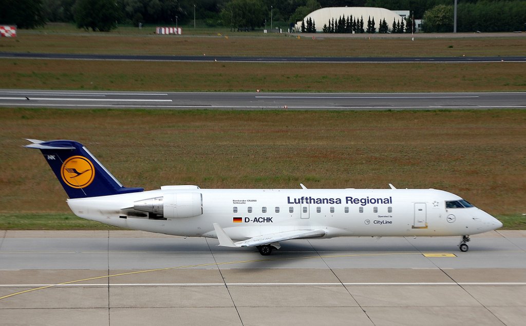 Ein Canadair Regional Jet CRJ200LR (D-ACHK) der Lufthansa Regional (CtyLine) am 24.05.09 Flughafen Berlin Tegel.