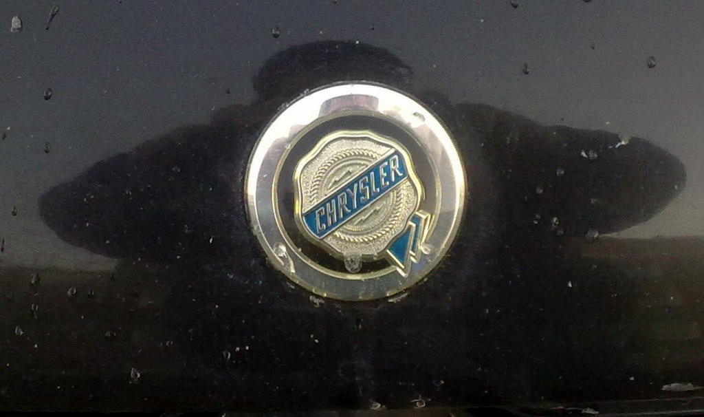 Ein Chrysler Fronthaubenlogo auf einem PKW aus Polen.