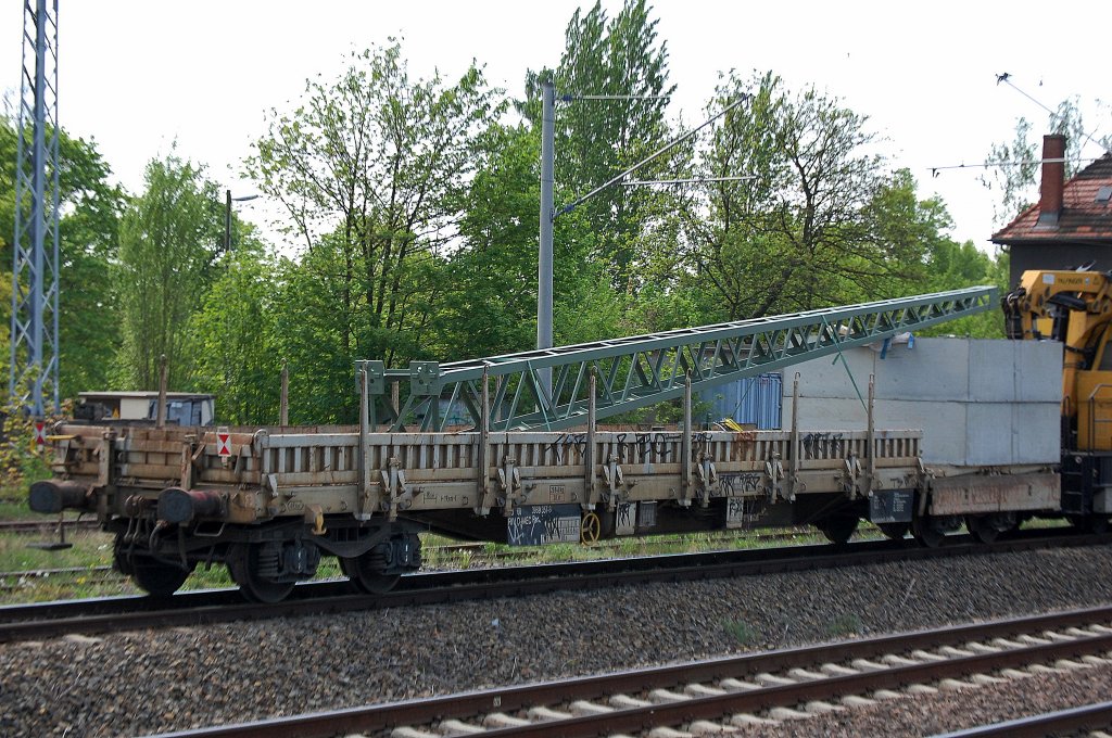 Ein Drehgestellflachwagen (33 RIV 68 D-AAEC 3989 357-3 Rens1) beladen mit Oberleitungsmast + Betonfundamente gezogen von OMF 1 der DB Bahnbau GmbH am 02.05.12 Berlin-Blankenburg.