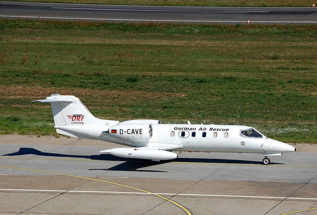 Ein DRF Learjet 35A (D-CAVE) Aufschrift German Air Rescue auf dem Weg zur Startbahn, 21.08.10 Flughafen Berlin-Tegel.