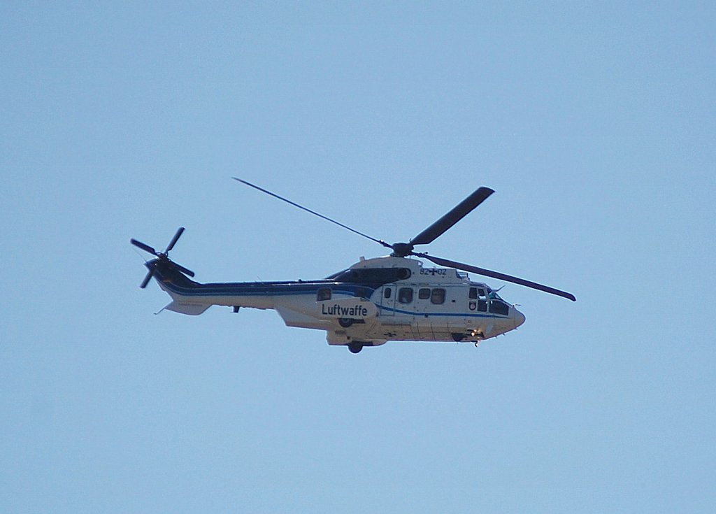 Ein Eurocopter AS 332 Cougar der Luftwaffe 82+02/N2452 ber Berlin-Moabit 25.05.09