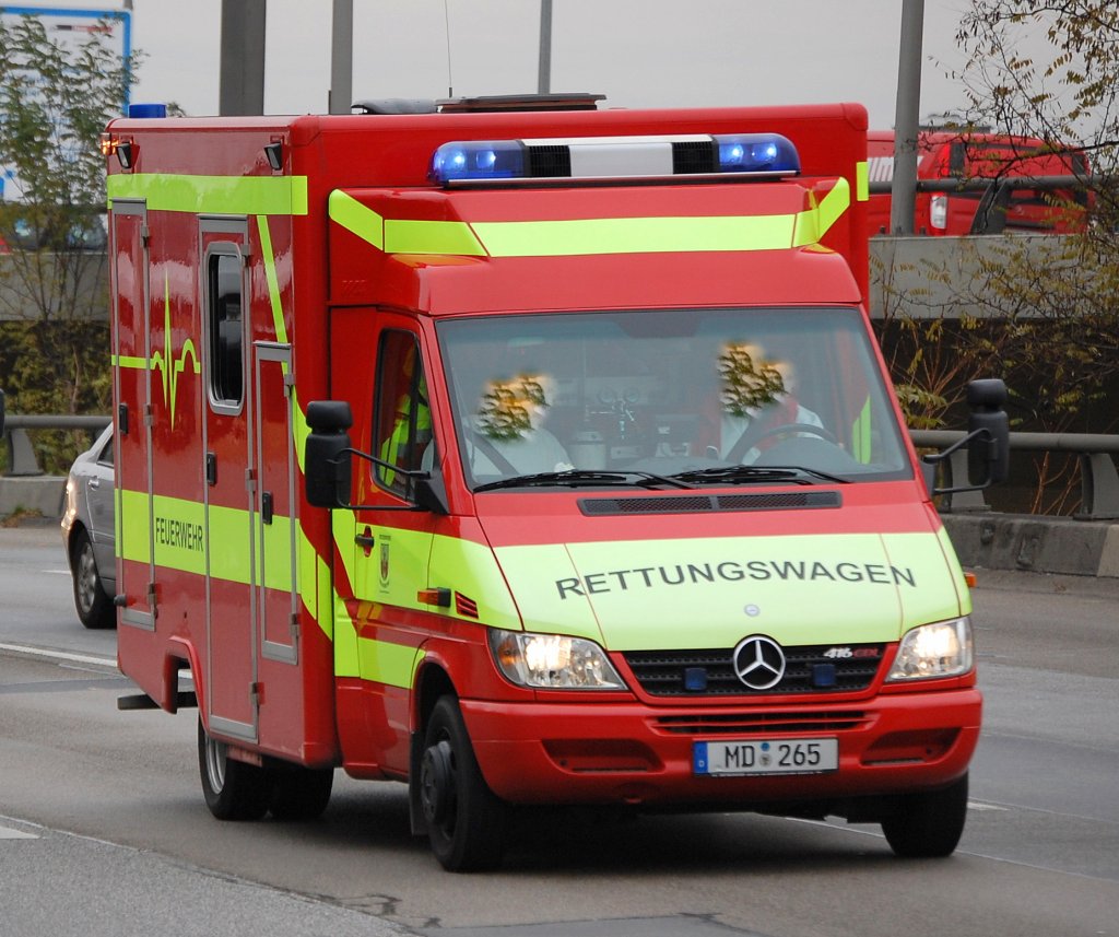 Ein Feuerwehr RTW aus Magdeburg (MB 316 CDI Kastenmodul), 14.11.08 Berliner Stadtautobahn Hhe Knobelsdorffstr.