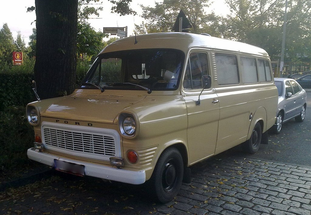 Ein Ford Transit 130, der bekannte Kleintransporter, zweite Generation wie er von 1965-1978 produziert wurde in vorzglicher Erhaltung, September 2012 Berlin-Pankow.