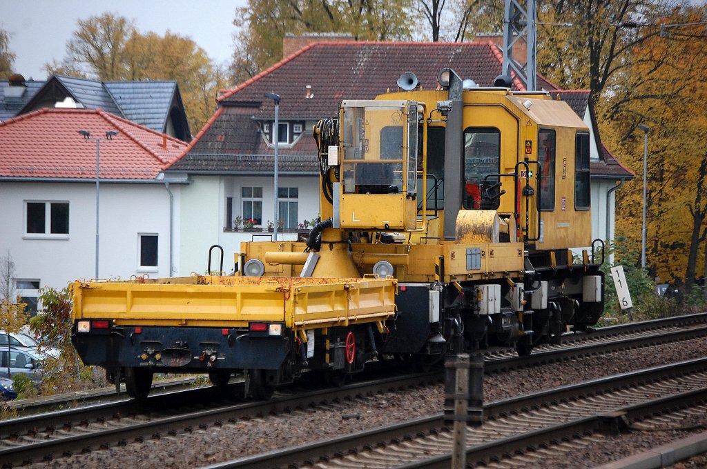 Ein GAF 100 der DB Bahnbau Gruppe Richtung Bernau, 28.10.11 Berlin-Karow.