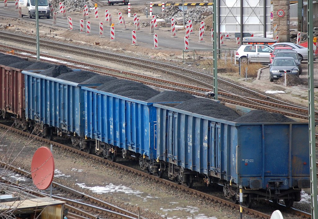 Ein Ganzzug mit polnischen offenen Gterwagen der PKP Cargo mit Kohle befllt fr das Vattenfall Kohlekraftwerk am Berliner Westhafen, 25.02.10 Berlin Westhafen.