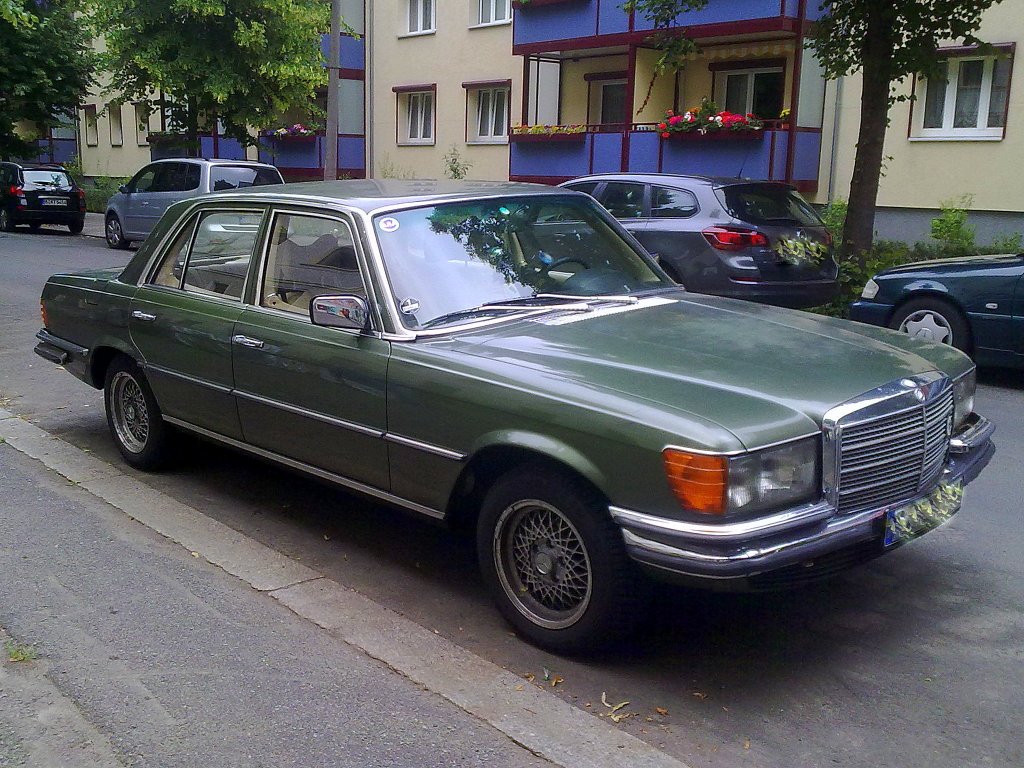 Ein gepflegter Mercedes Benz Baureihe 116, ein Limousine der Oberklasse, er wurde in verschiedenen Varianten von 1972-1980 produziert, 13.06.12 Berlin-Pankow.