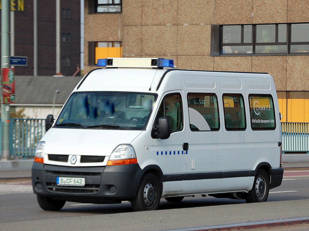 Ein greres Renault Krankentransportfahrzeug der CFM Facility Management GmbH fr die Charit Berlin ttig am 04.10.11 Berlin Pulitzbrcke in Berlin-Moabit.