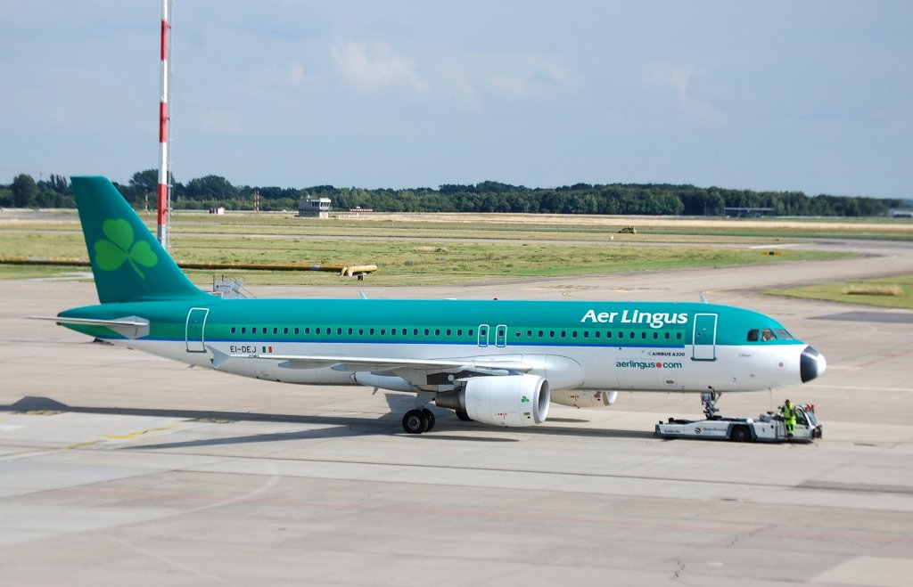 Ein irischer Aer Lingus Airbus A320-214 (EI-DEJ) am 19.07.08 Flughafen Berlin-Schnefeld.