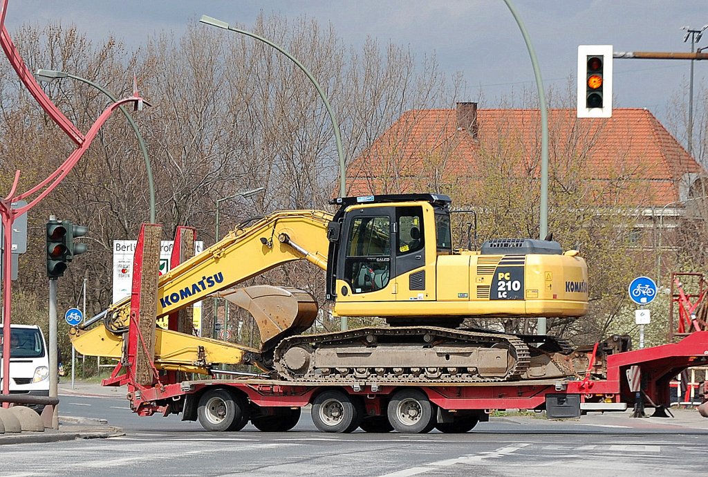 Ein KOMATSU PC 210 LC beim Transport auf das Gelnde des Berliner Westhafens, 10.04.12