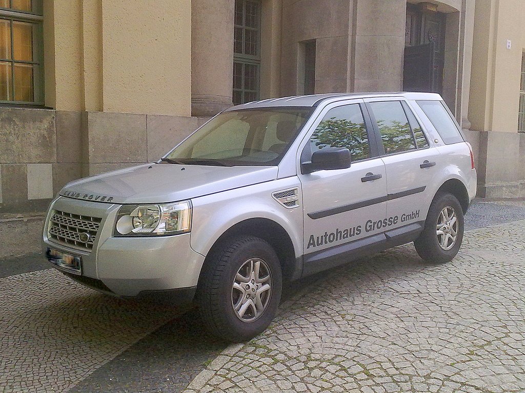 Ein Land Rover FREELANDER eines Autohauses, Mai 2011 Berlin Pankow.