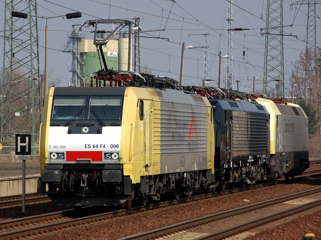 Ein Lokzug mit MRCE Dispolok E 189-996 / ES 64 F4-096 (Siemens, Bj.2004) im Dienste von TXL ttig mit weiterer 189´er und EuroSprinter am Ende des Zuges bei der Durchfahrt im Bhf. Flughfen Berlin-Schnefeld, 04.04.09