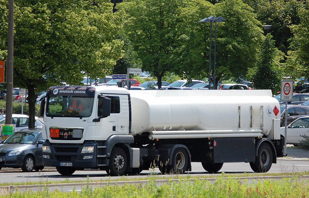 Ein MAN TGS 18.400 Tanksattelzug (Benzinbefllung) der Fa. ITT Minerall Logistik, 27.06.13 Berlin-Marzahn.