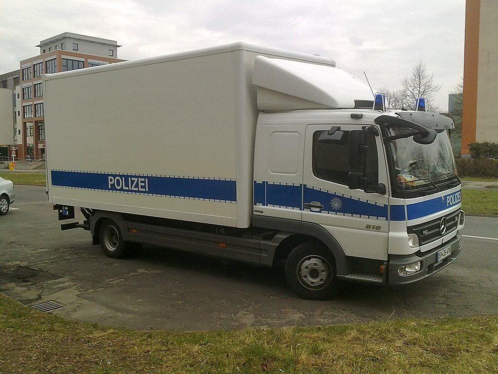 Ein MB ATEGO 818 LKW mit Kastenaufbau (Ladeboard) der Bundespolizei, 20.03.12 Berlin-Pankow.