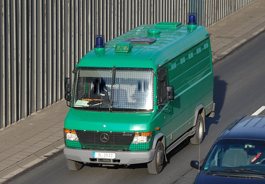 Ein MB T2 Vario 814D Gefangenentransporter der Berliner Polizei, 18.01.12 Berliner Stadtautobahn Hhe Knobelsdorffstr. 