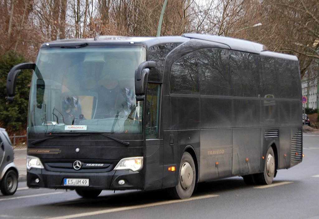 Ein MB TRAVEGO in schwarz i Einsatz als Fahrschulenbus, 12.01.11 Berlin-Pankow.