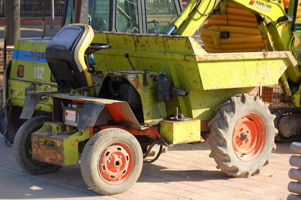 Ein Mini-Dumper vom Hersteller AUSA Typ 150-DF einer Gartenbaufirma am 07.03.10 Baustelle Nhe S-Bhf. Berlin Storkower Str.