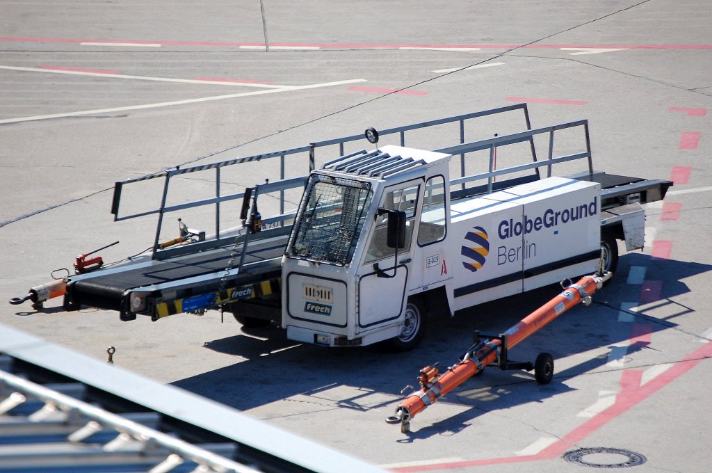 Ein mobiles Frderband vom Hersteller frech der Fa. GlobeGround Berlin  zur Gepck Be- und Entladung von Flugzeugen, 21.08.10 Flughafen Berlin-Tegel. 