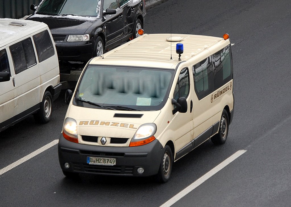 Ein moderner Renault Krankentransporter der Fa. RNZEL aus Berlin, 10.12.10 Berliner Stadtautobahn Hhe Kaiserdamm. 