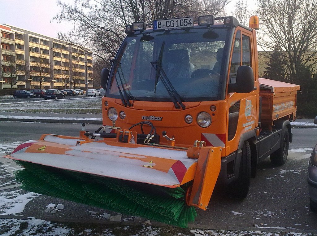 Ein multicar FUMO CARRIER mit Kehrrolle fr den Schneerumdienst der Fa. CLEAN GARANT, 31.01.12 Berlin-Pankow.