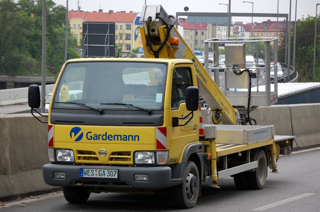 Ein NISSAN Cabstar mit Arbeitsbhne der Fa. Gardemann, 22.04.09 Baustelle Spandauer Damm Brcke.