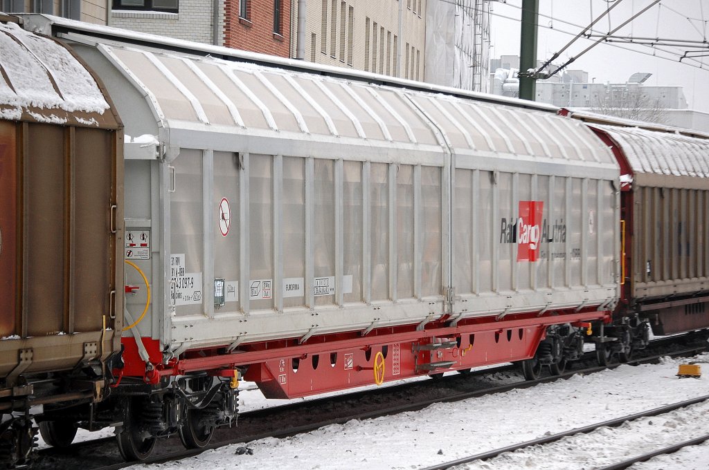 Ein noch ganz frischer sterreichischer Schiebewandwagen der Rail Cargo Austria eingestellt mit der Nr. 31 RIV 81 A-BB 2743 097-9 Habbiins, 30.12.10 Berlin-Wedding in einem gemischten Gterzug gesichtet.