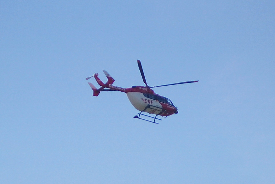 Ein NOTARZT Rettunghubschrauber der DRF Luftrettung, ein Eurocopter EC-145 (D-HDRZ) berfliegt Berlin, 07.08.12 Berlin-Karow.