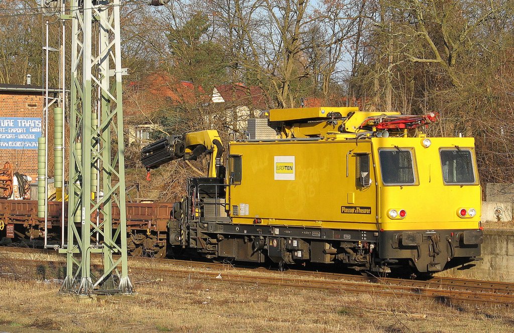 Ein Oberleitungsreparaturfahrzeug Plasser & Theurer MTW 10 (97 99  01  515 17-6) von der Fa. EUROPTEN am 15.12.07 in Birkenwerder b. Berlin.