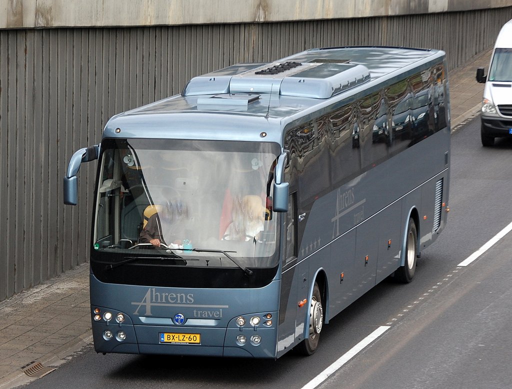 Ein Reisebus aus den Niederlanden der Fa. Ahrens travel, der Hersteller + Typ sind mir nicht gelufig?, Berliner Stadtautobahn Hhe Knobelsdorffstr.