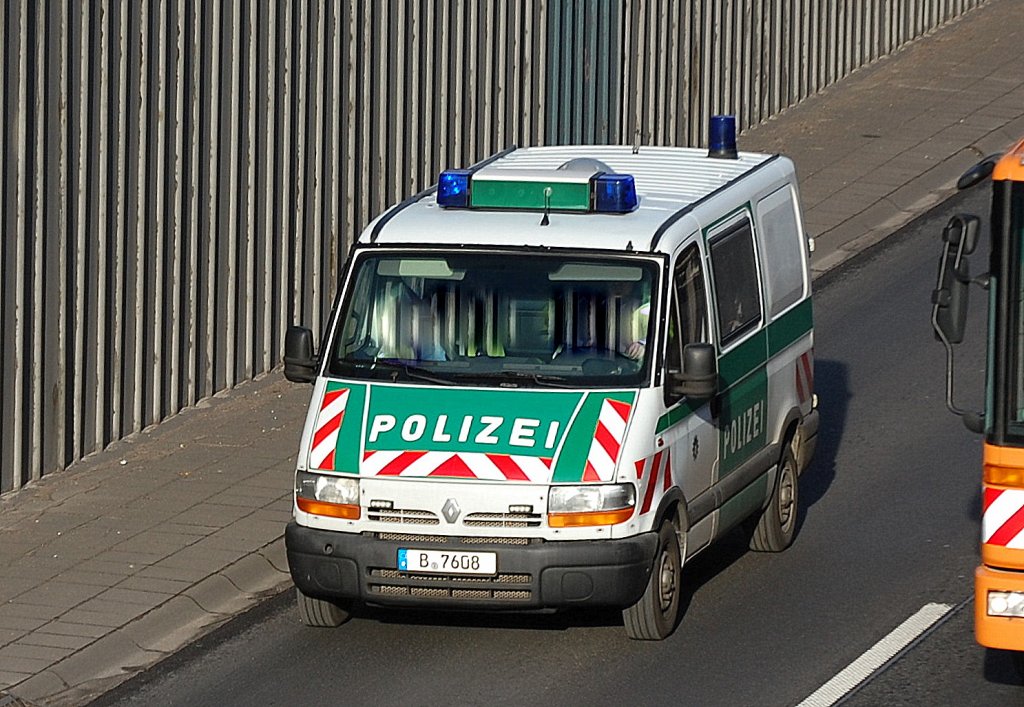 Ein Renault Master der Berliner Polizei zur Gefahrgutberwachung in Berlin, 18.01.12 Berliner Stadtautobahn Hhe Knobelsdorffstr.