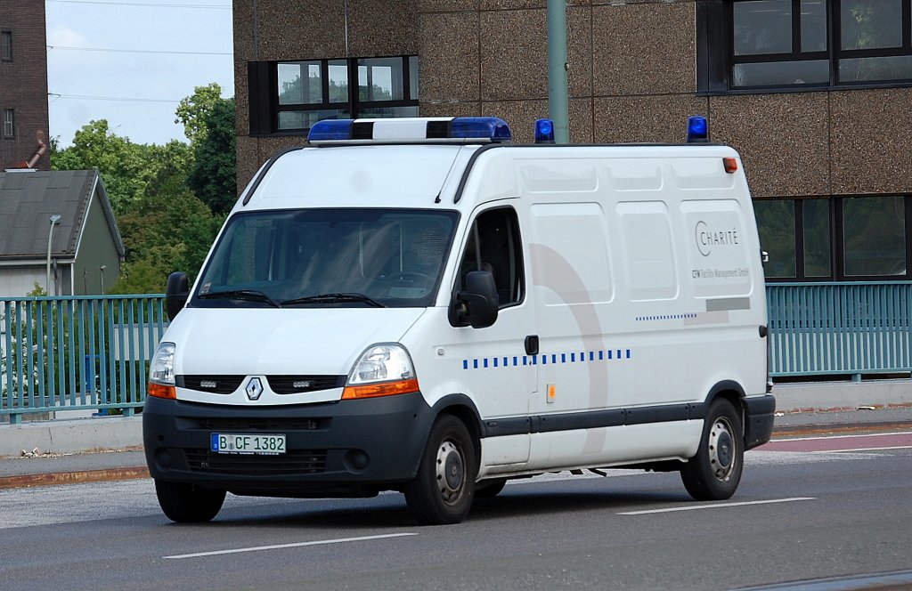 Ein Renault Transporter der Charit fr medizinische Transporte, 03.06.13 Berlin-Putlitzbrcke.