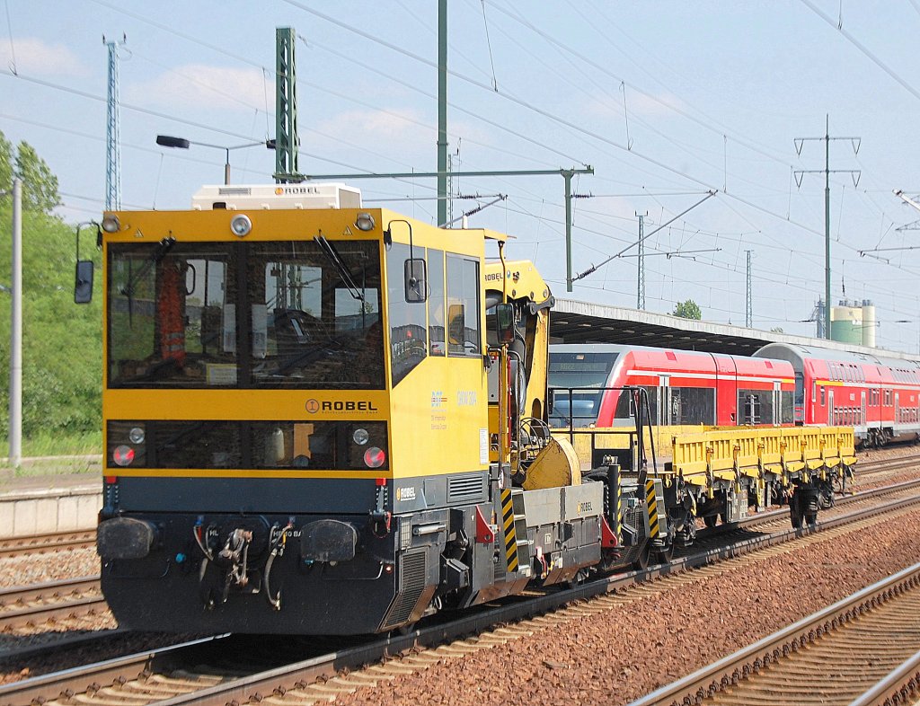 Ein Rbel BAMOWAG 54.22 der DB Bahnbaugruppe (GKW 304) mit Drehgestellflachwagen, 06.06.11 Bhf. Flughafen Berlin-Schnefeld.