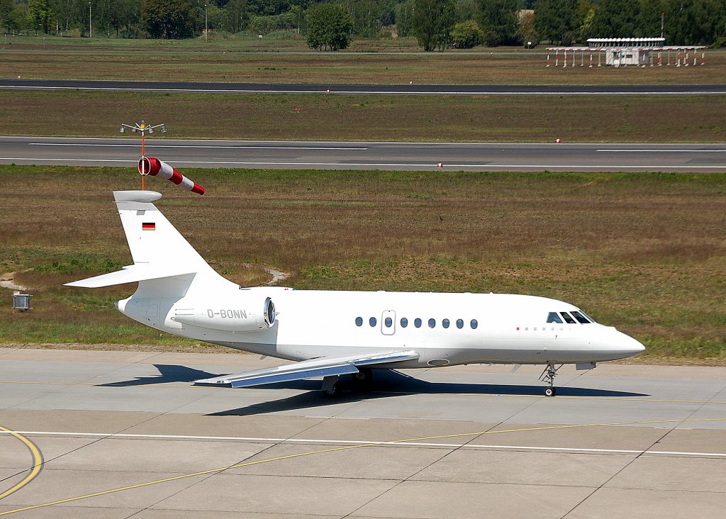 Ein schweizer Unternehmen mit dem Namen Jet Aviation stellt auf Miet-und Leasingbasis modernste Geschftsreisejets zur Verfgung, hier eine in Deutschland registrierte Dassault Falcon 2000EX EASy (D-BONN) auf dem Weg zur Startbahn am 06.05.11 Flughafen Berlin-Tegel. 