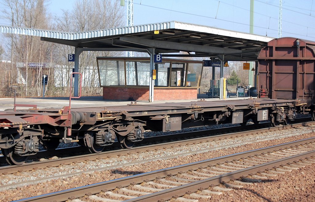 Ein sogenannter Drehgestell-Container-Tragwagen der DB eingestellt mit der Nr. 31 RIV 80 D-DB 4536 067-0 Sgjs 712, 01.03.11 Bhf. Flughafen Berlin-Schnefeld.