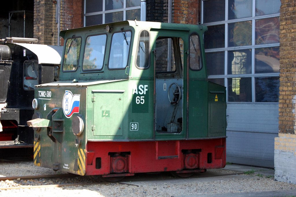 Ein sogenanntes Akkuschleppfahrzeug bei LEW in Hennigsdorf gebaut (Produktionszeitraum 1966-1990), hier das ASF 65/ T3 M2-580 (LEW, Bj.1974), war wohl zuletzt im Bw Berlin-Pankow im Einsatz, am 19.04.09 beim Eisenbahnfest Berlin-Schneweide.  