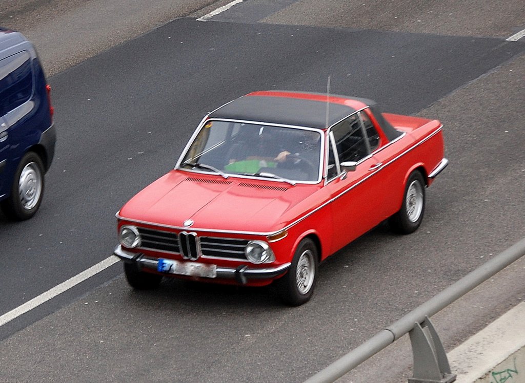 Ein typischer 70r Jahre Vetreter in Sonderbauversion, der BMW 02 (Baureihe 114) in der Form Baur-Targa in rot, produziert wurde dieser zweitrige Mittelklasse-Wagen von 1966-1977, 24.03.10 Berlin Stadtautobahn Hhe Kaiserdamm.