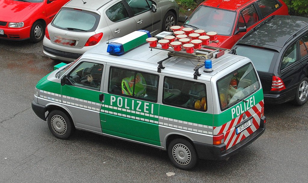 Ein Unfallsicherungskraftwagen mit Horizont-Klapptafel auf dem Dach auf Basis eines VW Transporter T4 Multivan, 04.05.10 Berlin-Pankow.