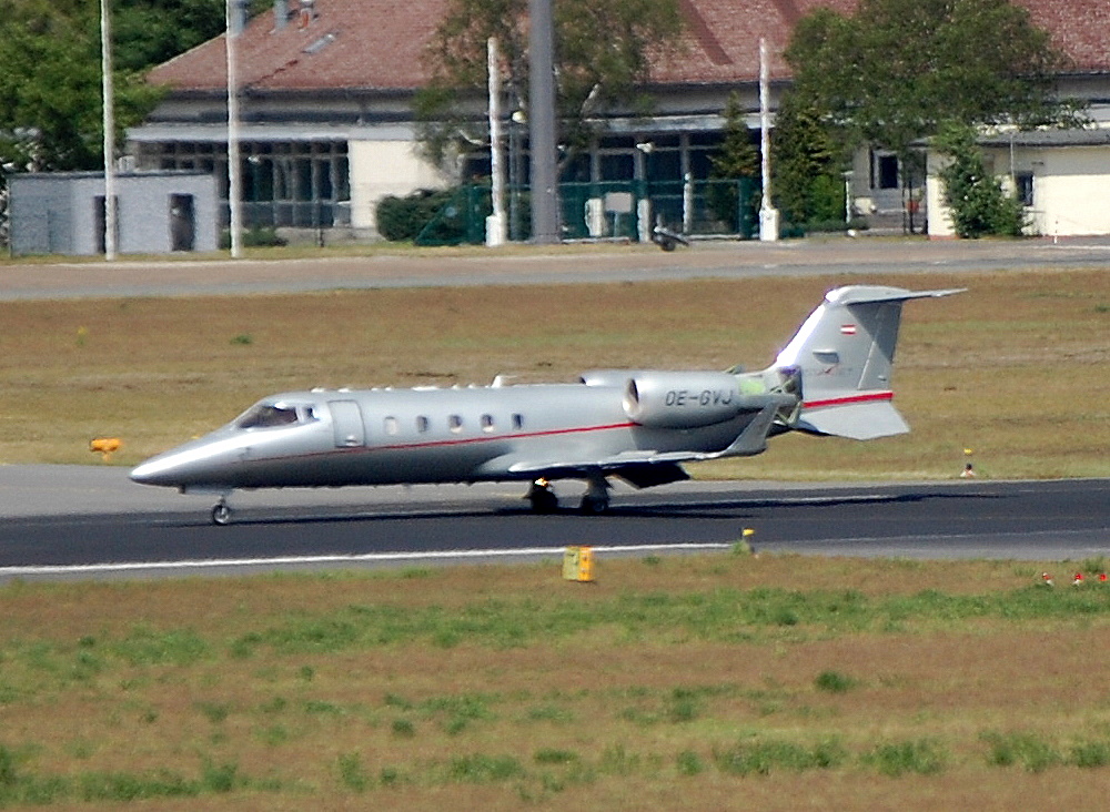 Ein Vistjet aus sterreich, ein Learjet 60 (OE-GVJ) landet am 09.05.09 Flughafen Berlin-Tegel.