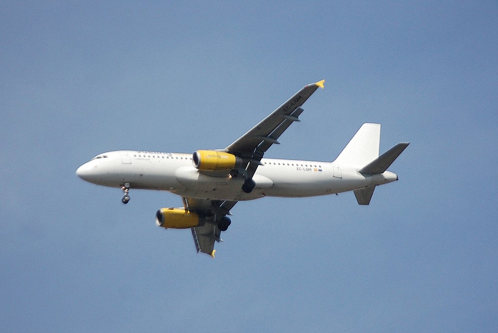 Ein Vueling Airbus A320-232 (EC-LQM) beim Landeanflug Flughafen Berlin Tegel am 10.09.12 ber Berlin-Pankow.