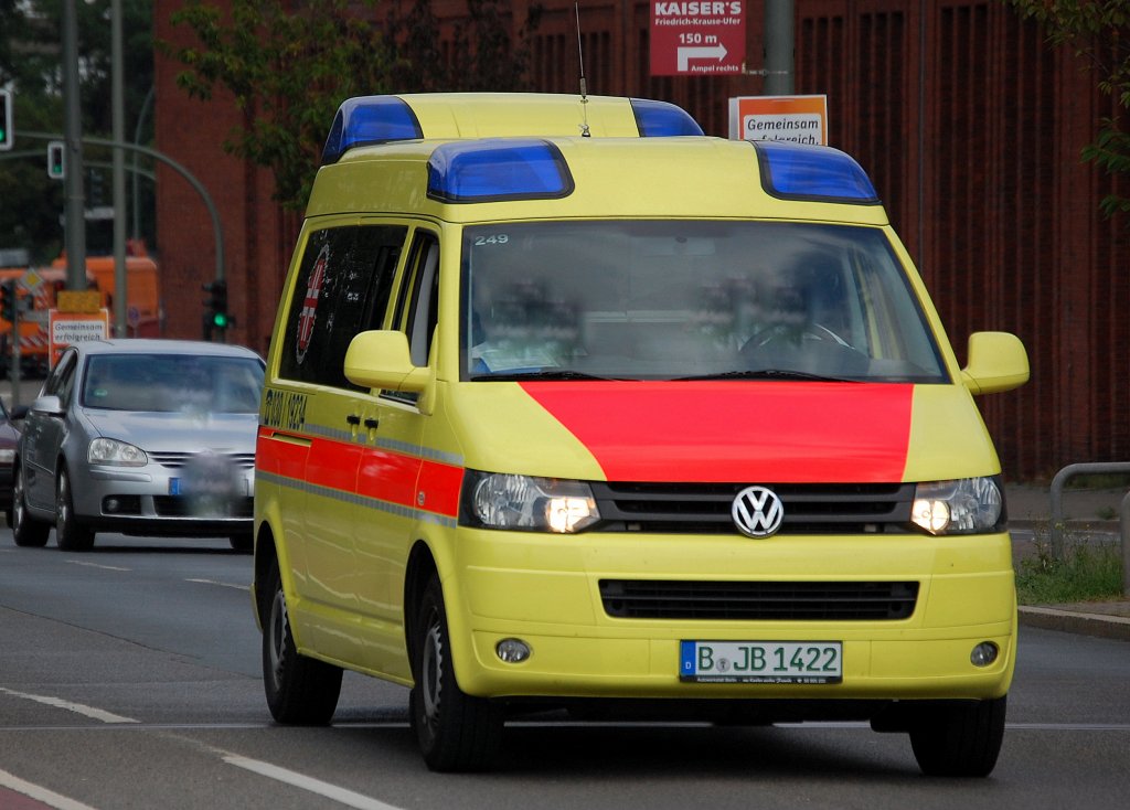 Ein VW Krankentransporter der Fa. Falk Naundorf GmbH, 05.08.13 Berlin-Putlitzbrcke.