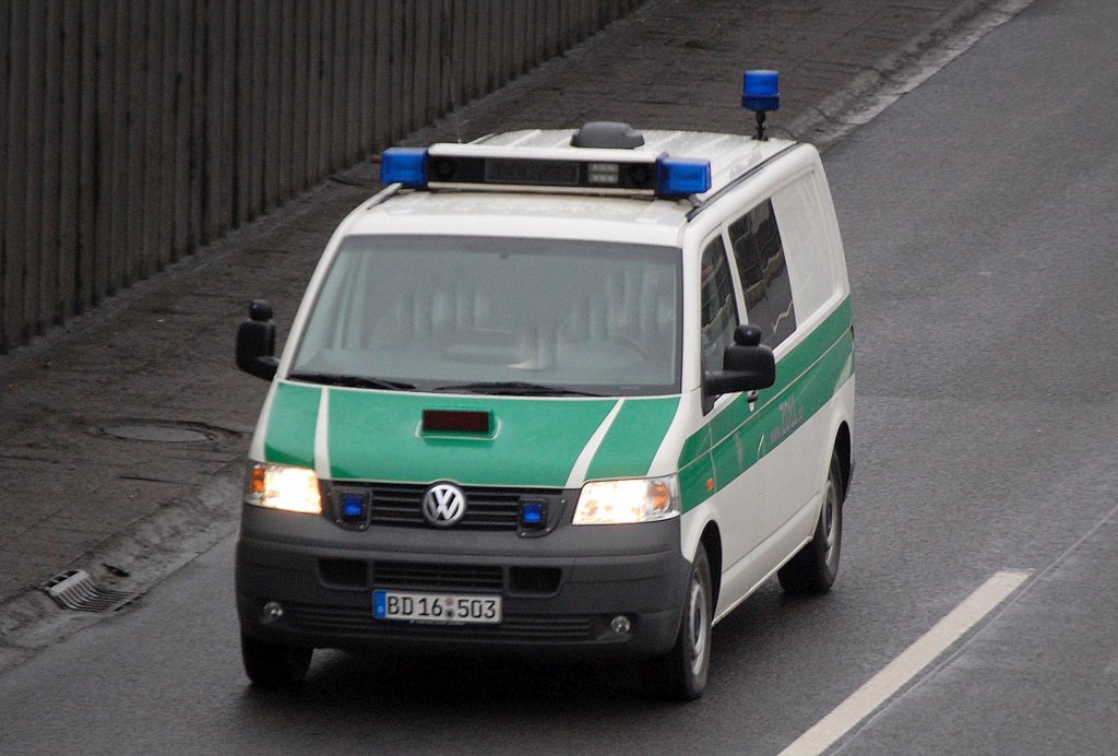 Ein VW T5 (lang) Transporter direkt der Bundesfinanzverwaltung (Zoll), 13.01.11 Berliner Stadtautobahn Hhe Knobelsdorffstr.