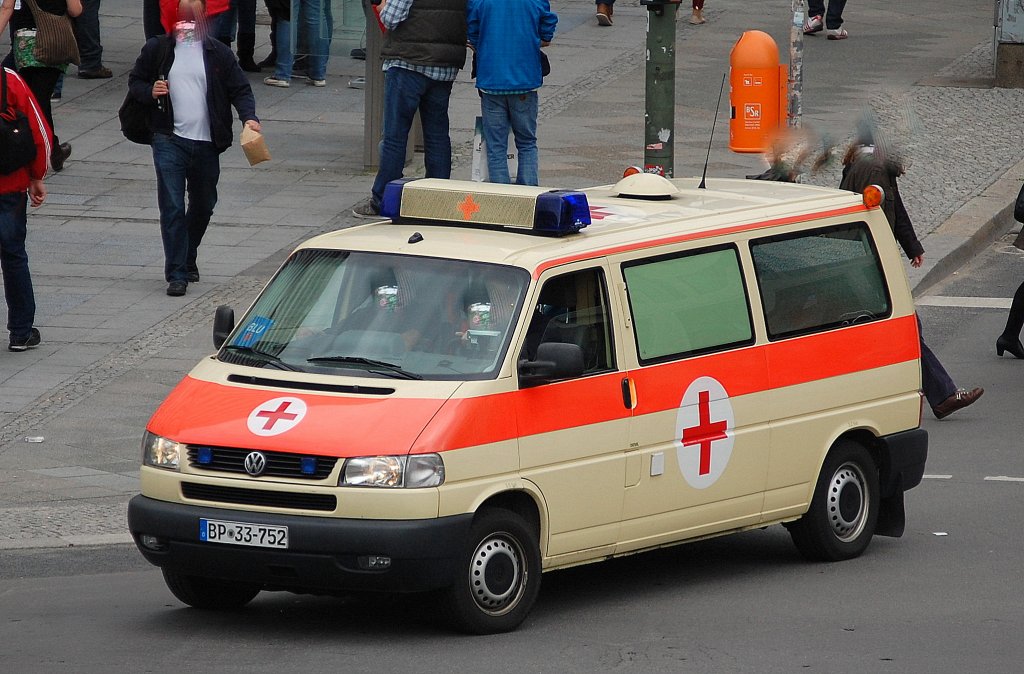 Ein VW Transporter T5 LR 4Motion als Krankenwagen der Bundespolizei, 01.06.13 Berlin-Hardenbergplatz.