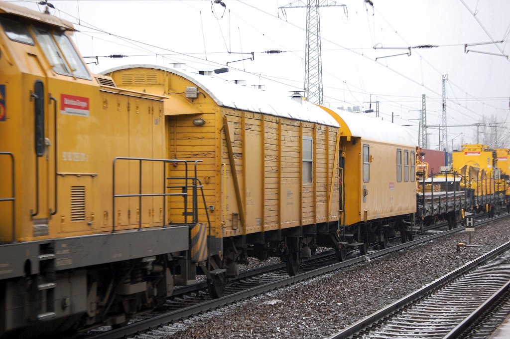 Ein weiterer Werkzeug- und Gertewagen der DGT (DB Bahnbau Gruppe) gezogen von 293 007-1  Lok 1  am 16.01.12 Bhf. Flughafen Berlin-Schnfeld. 