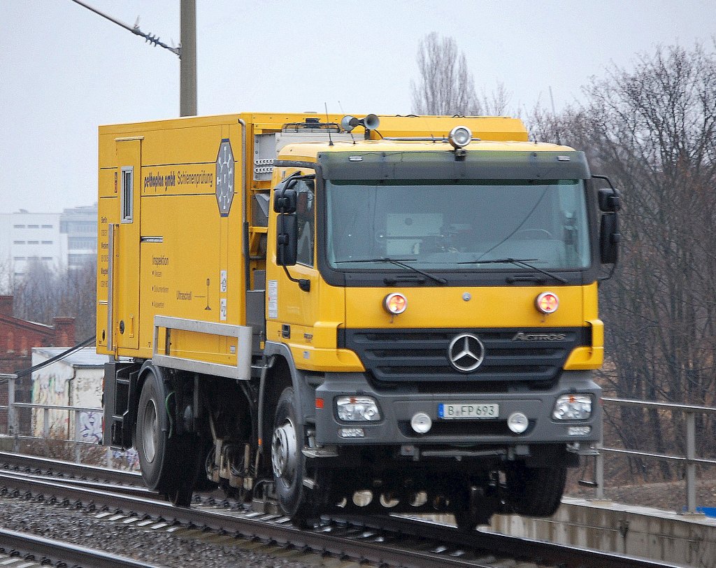 Ein Zweiwegefahrzeug auf MB ACTROS Basis mit der Bezeichnung SPF 101 zur Ultraschallschienenmessung der Pethoplan GmbH aus Berlin am 12.03.10 Berlin-Pankow. 