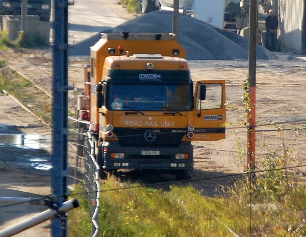 Ein Zweiwegefahrzeug der Fa. WEMO-tec, ein MB ACTROS 2631 als schienenfhiges Brckenuntersichtgert am 20.10.08 bei Bauarbeiten an der Putlitzbrcke Berlin-Moabit. 