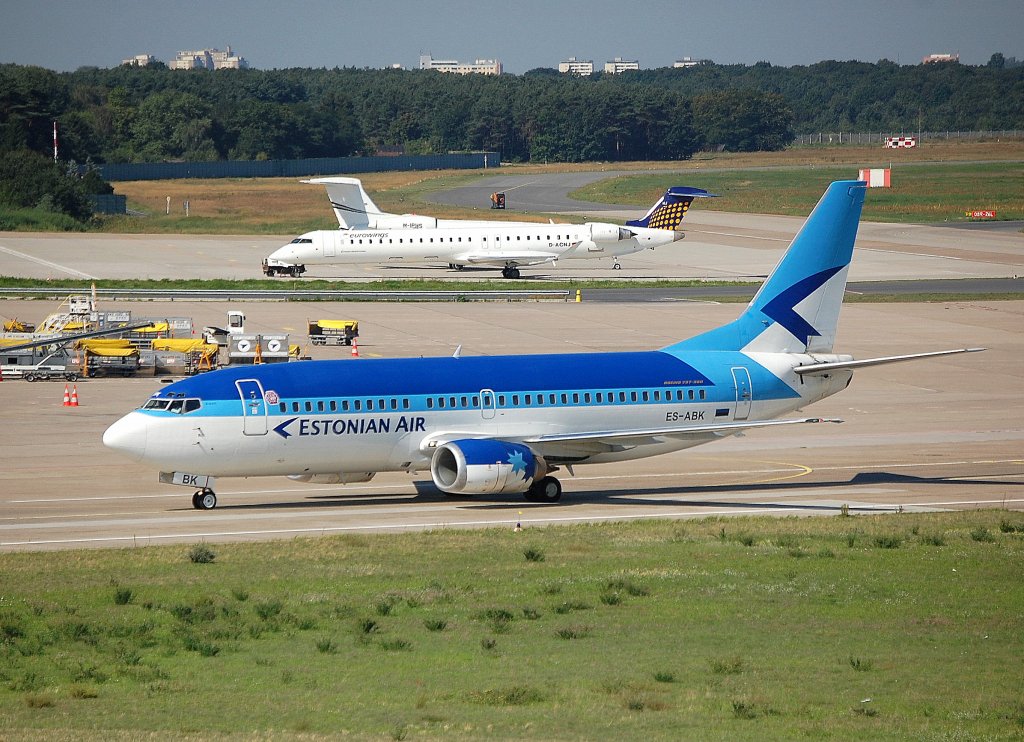 Eine Boeing 737-36N (ES-ABK) der Estonian Air auf dem Weg zur Parkposition Flughafen Berlin-Tegel, 21.08.10