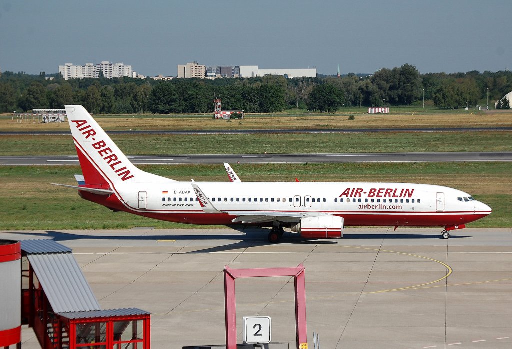 Eine Boeing 737-86J(WL)(D-ABAV) der Air Berlin auf dem Weg zur Parkposition, 21.08.10 Flughafen Berlin-Tegel.